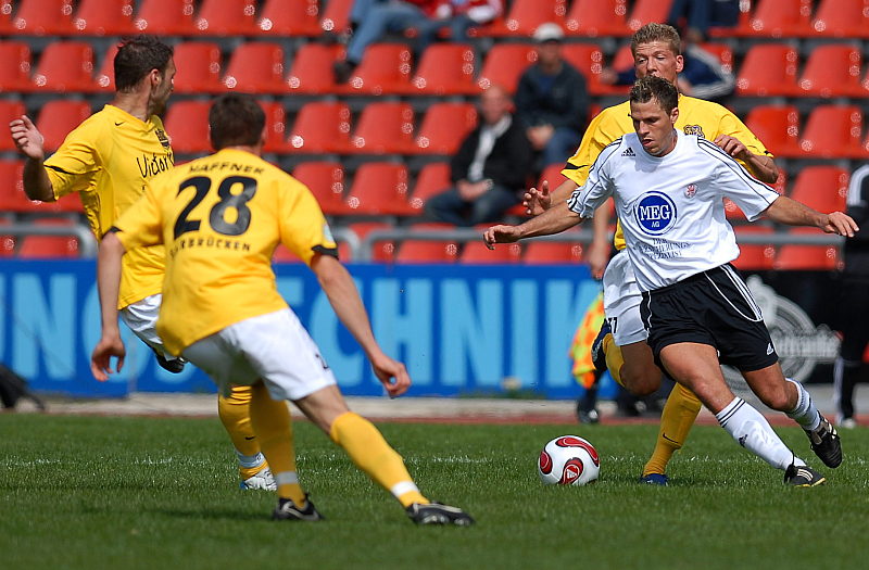 Thorten Schönewolf (2.v. links) kommt nicht an den von Keeper Peter Eich gefausteten Ball