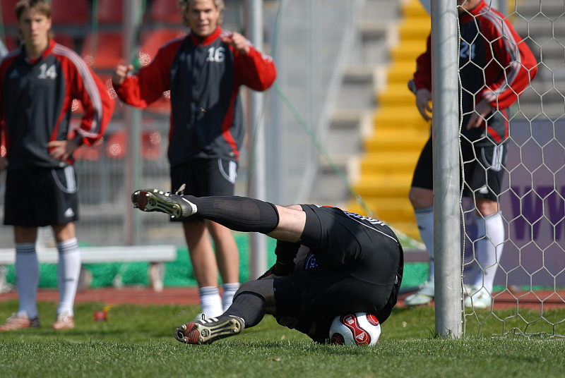 Keeper Oliver Adler hält den Elfmeter von Saarbrückens Mahir Saglik