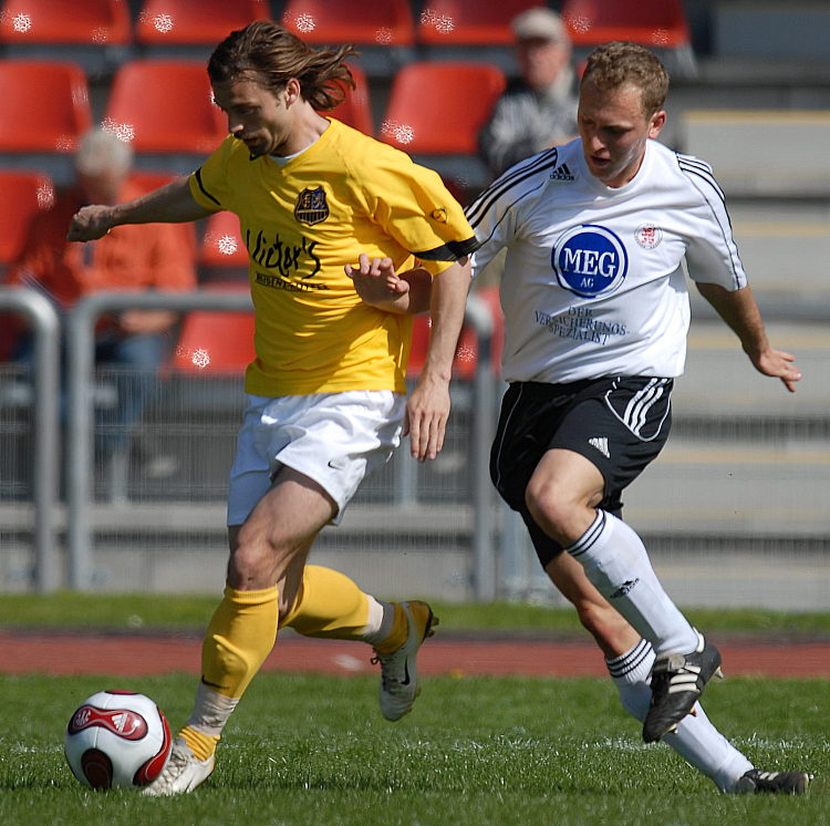 Dominik Suslik kämpft um den Ball gegen Jonathan Jäger (links)