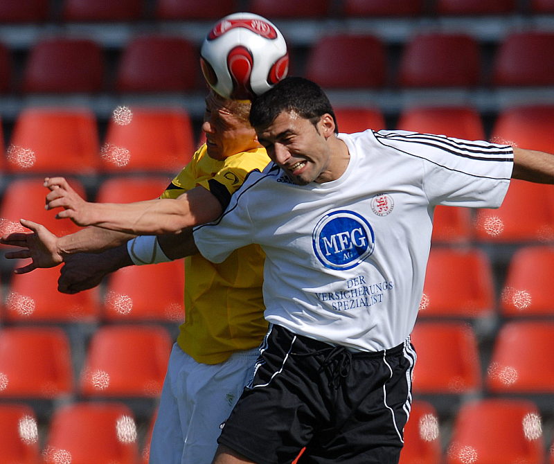 Kopfballduel von Turgay Gölbasi (rechts) gegen Mike Frantz