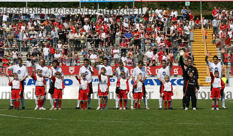 Die Löwen im Siegener Leimbachstadion vor 3.383 Zuschauern