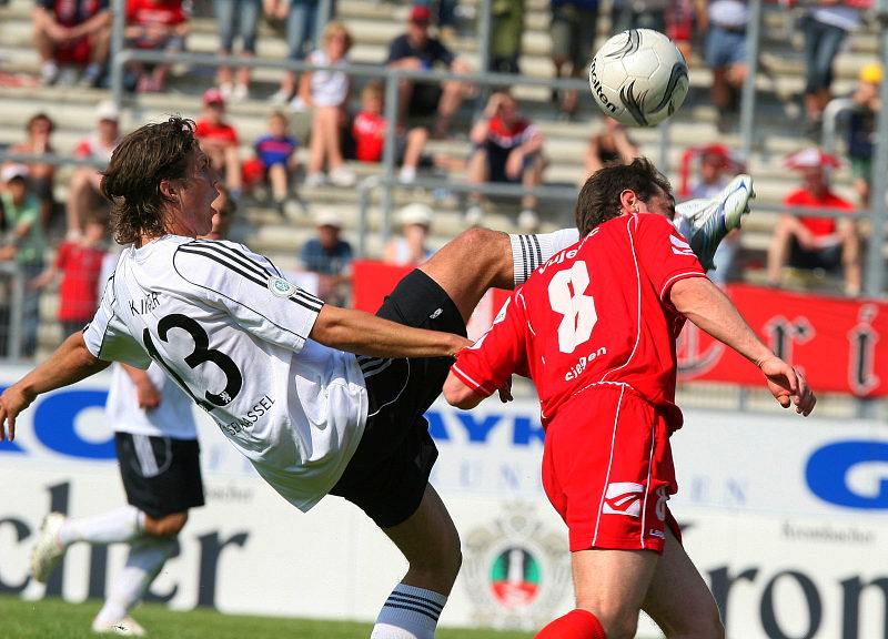 Im harten Zweikampf Mario Klinger gegen Robert Vujevic (rechts)