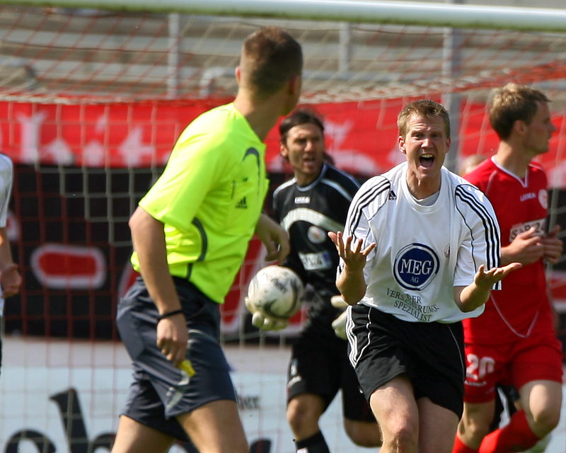 Thorsten Bauer (Mitte) scheitert am Siegener Keeper Richter (hinten)