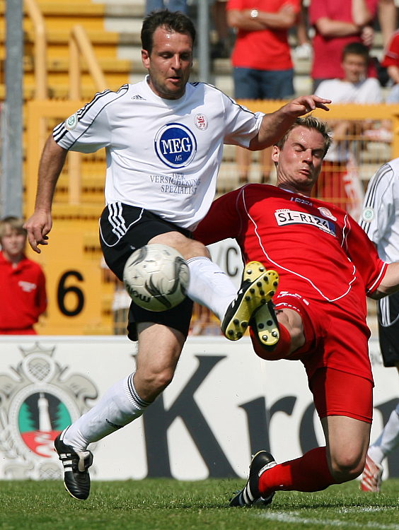 Mirco Dikckhaut beim Kampf um den Ball gegen Enrico Gaede (rechts)