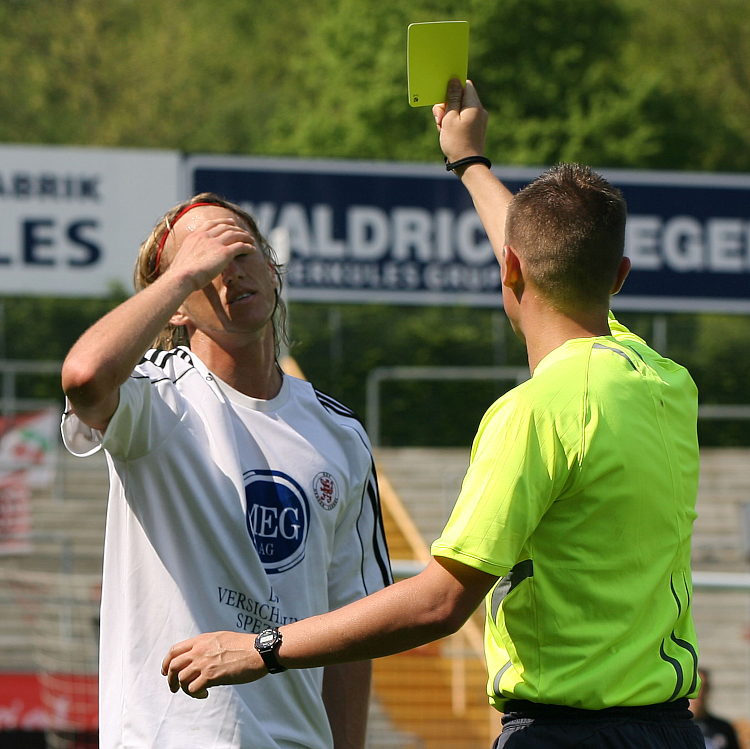 Daniel Beyer hat es erwischt. Die fünfte gelbe Karte der Saison durch Schiedsrichter Kampka