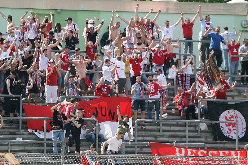 Jubel der ca. 150 KSV-Fans die mit dem von der MEG AG gesponserten beiden Fan-Bussen dabei waren