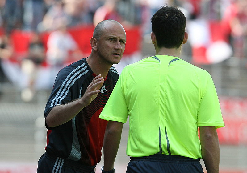 Trainer Matthias Hamann (li.) diskutiert mit dem Linesman