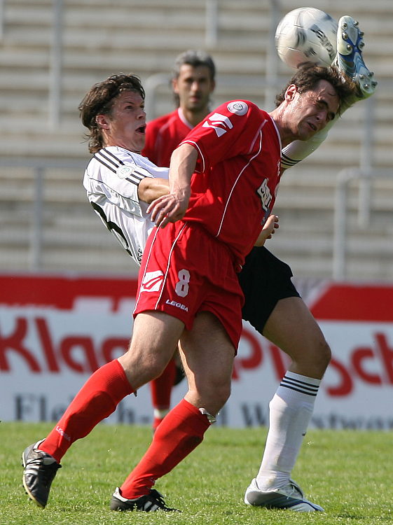 Hoch das Bein von Mario Klinger gegen Robert Vujevic (re.)