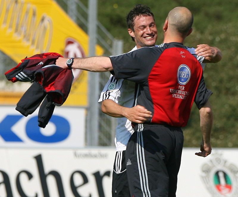 Michael Kümmerle (li.) freut sich mit Trainer Matthias Hamann über den Sieg