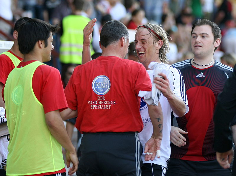 Daniel Beyer (Mitte) freut sich über den Sieg mit der Mannschaft und Torwarttrainer Michael Gibhardt