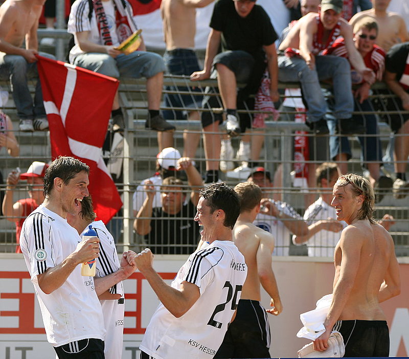 Thorsten Schönewolf (li.) und Michael Kümmerle (Mitte) jubel vor den mitgreisten Fans