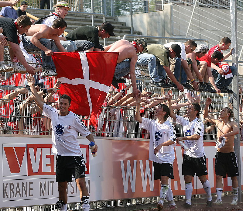 Die Mannschaft bedankt sich bei den Fans: Berger, Fießer, Kümmerle, Beyer (v.li.)