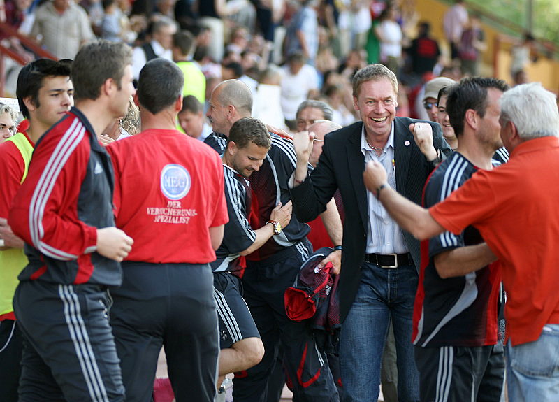 Freude bei Mannschaft, Trainer, Betreuer und Vorstand Jochen Gabriel (Mitte)