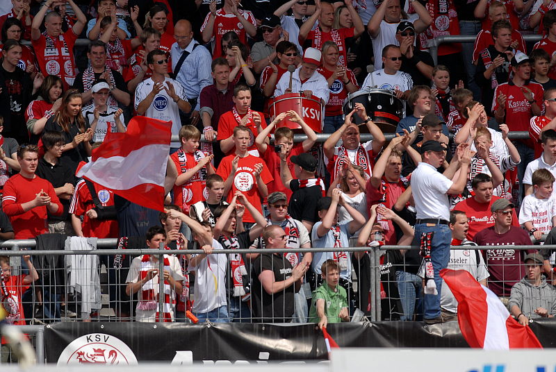 4500 Zuschauer bei sonnigem Fußballwetter im Auestadion