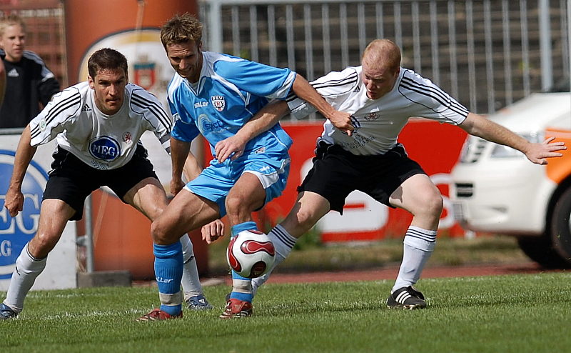Kampf um den Ball von Thorsten Schönewolf, Markus Unger und Sebastian Busch (v.l.)