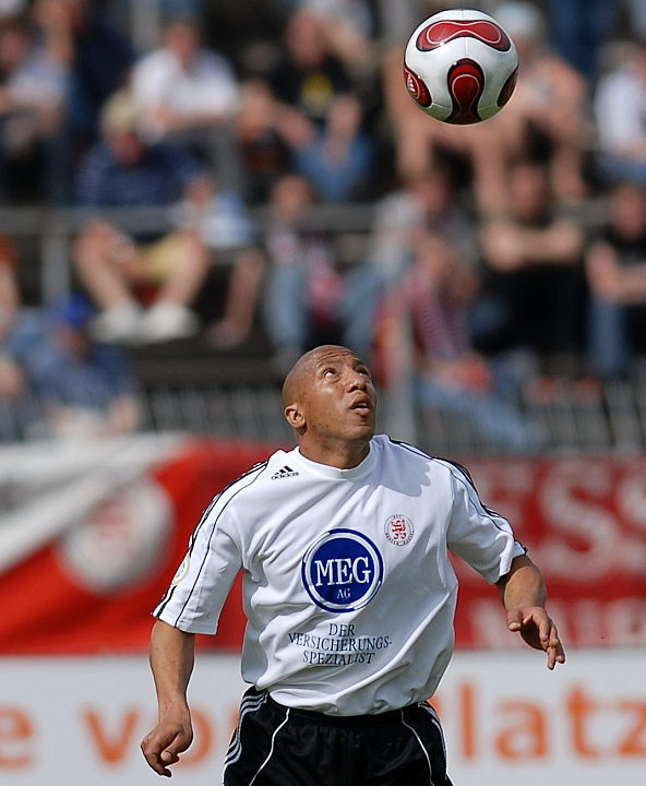 Julio Cesar konzentriert am Ball