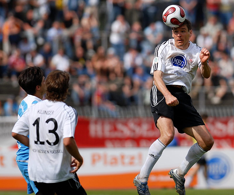 Thorsten Schönewolf mit einer sauberer Ballannahme per Kopf