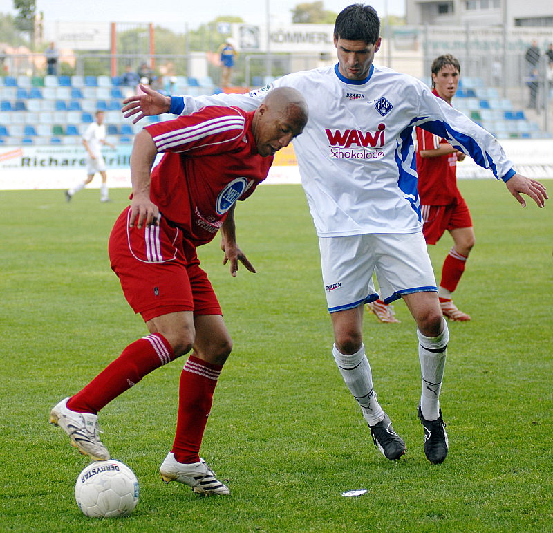 Julio Cesar (vorne) gegen Aleksandar Burch