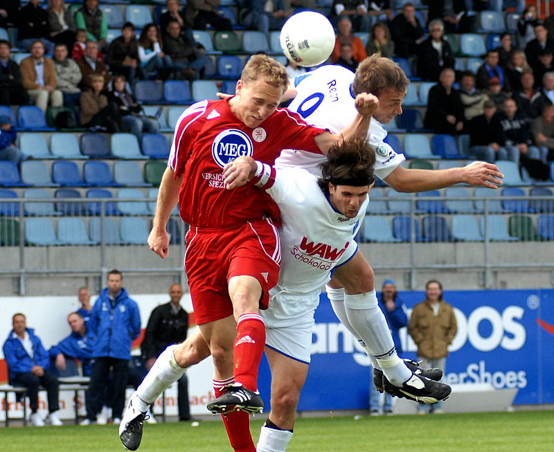 Dominik Sulslik (links) im Kopfball gegen Nico Weißmann (vorne) und Sebastian Reich