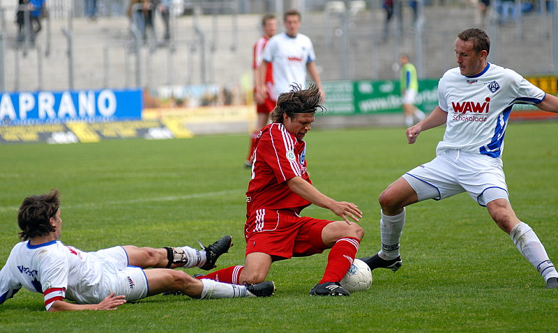 Marion Klinger (Mitte) in der Zange von zwei Pirmesenser Spieler