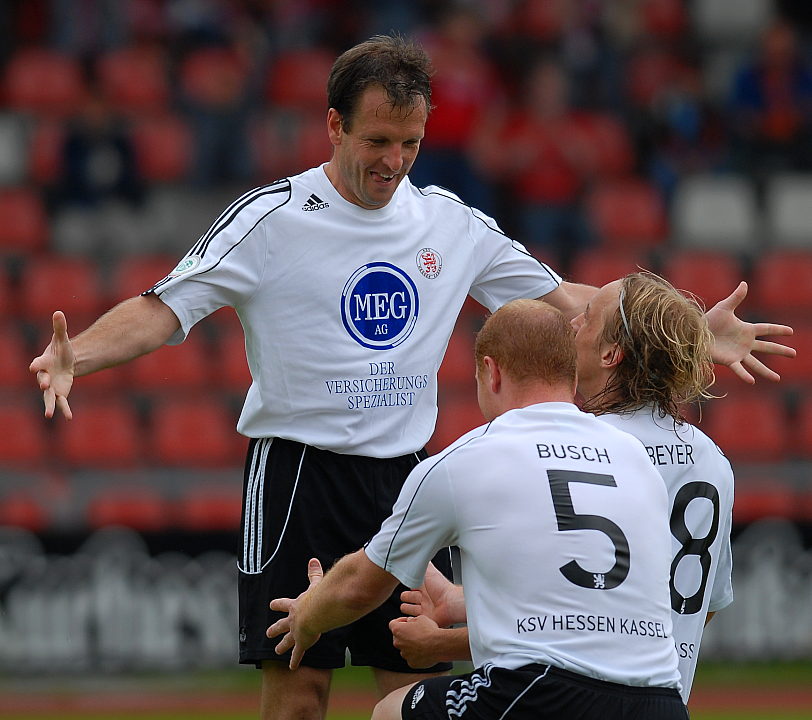 Mirko Dickhaut sichert mit seinem 2:1 Siegtreffer endgültig den Klassenerhalt