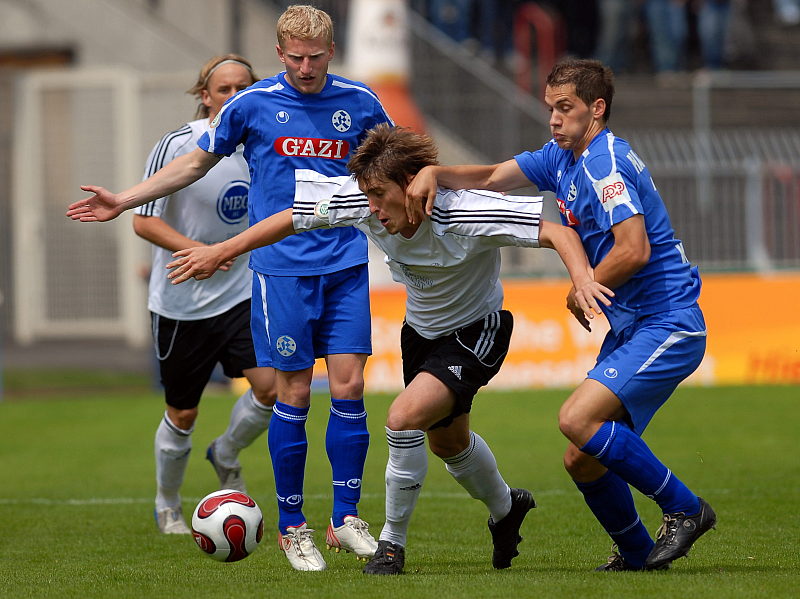 Jan Fießer (Mitte) attakiert Manuel Hartmann (re.) und von Oliver Stierle