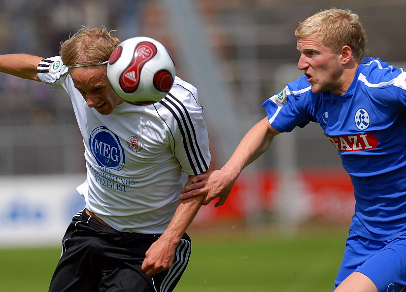 Harter Zweikampf von Daniel Beyer (links) und Oliver Stierle