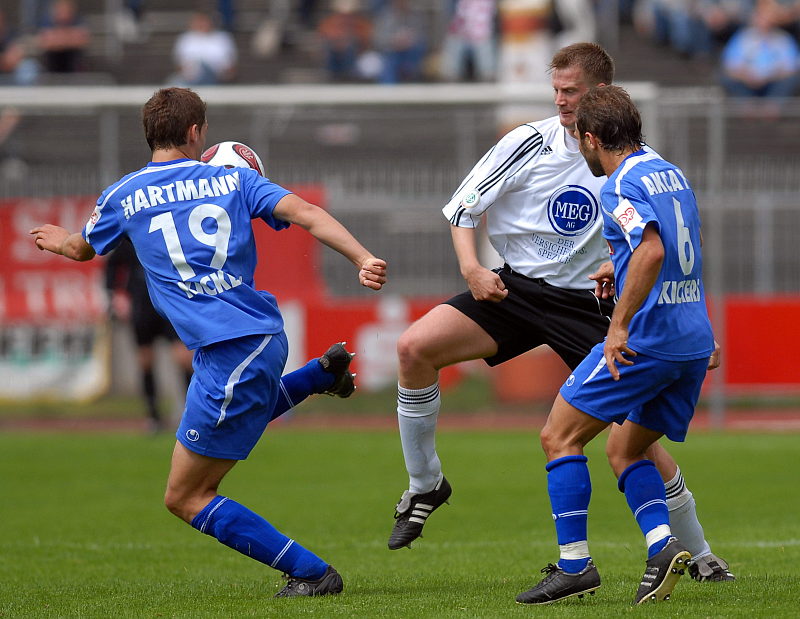 Kampf um den Ball Thorsten Bauer (Mitte) gegen Manuel Hartmann und Mustafa Akcay