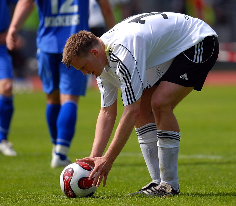 Thorsten Bauer legt sich den Ball auf den Elfmeterpunkt und ....