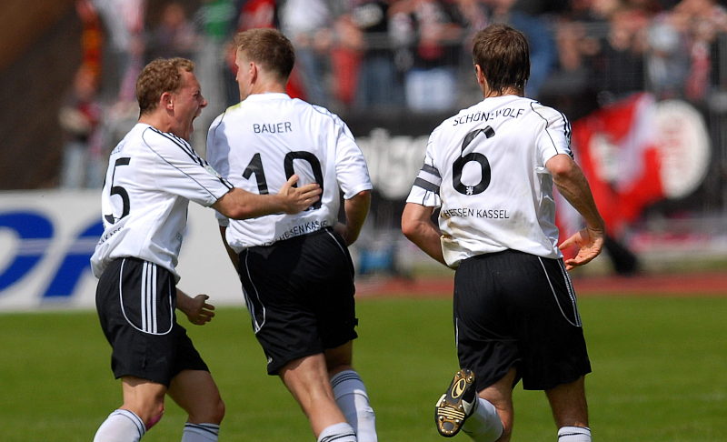 Dominik Suslik (links) freut sich Thorsten Bauer über den Anschlußtreffer zum 1:1