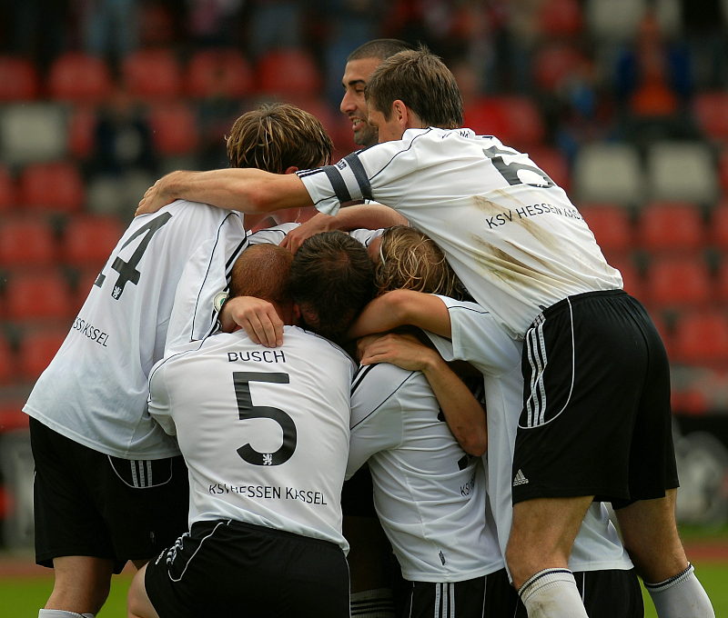 Mitten in der Hüpfburg: der Torschütze zum 2:1 - Mikro Dickhaut