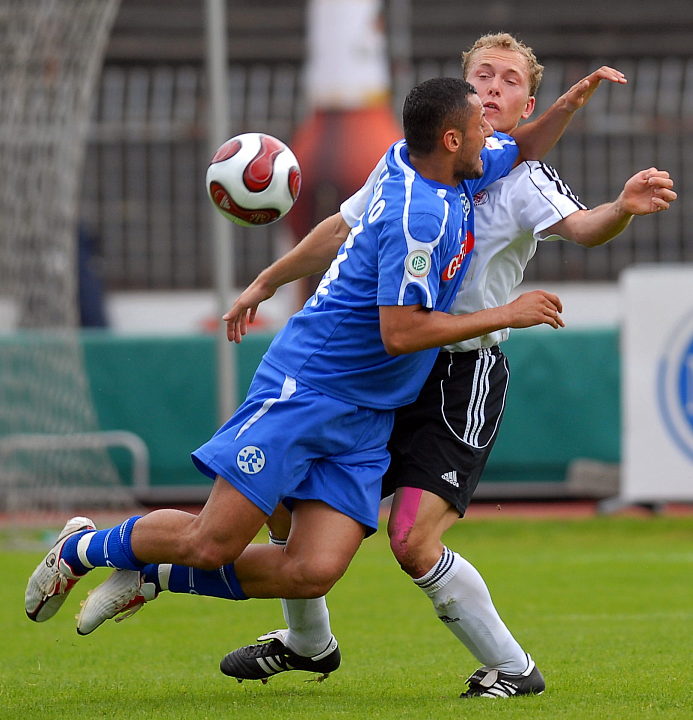 Dominik Suslik hart attakiert von Angelo Vaccaro (vorne)