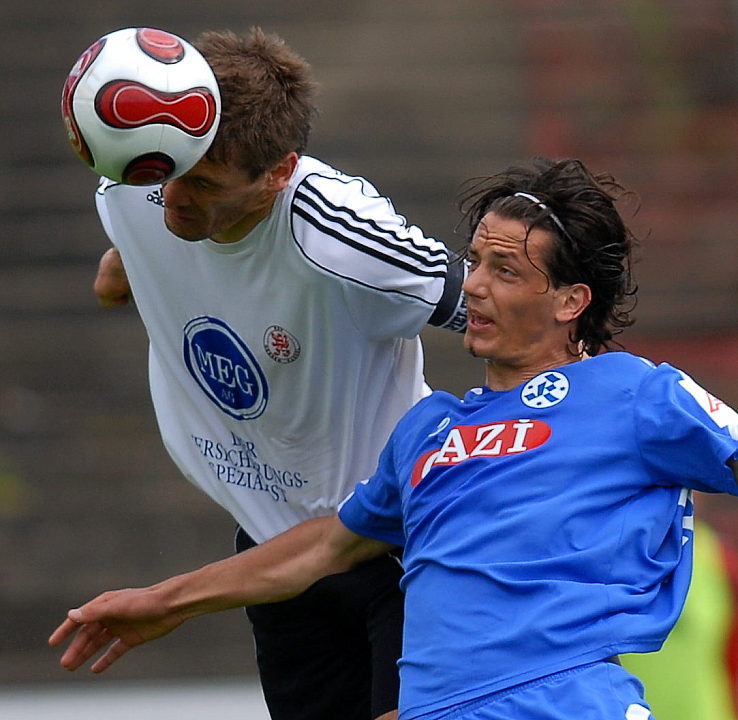 Kopfballduell zwischen Thorsten Schönewolf und Sokol Kacani (rechts)