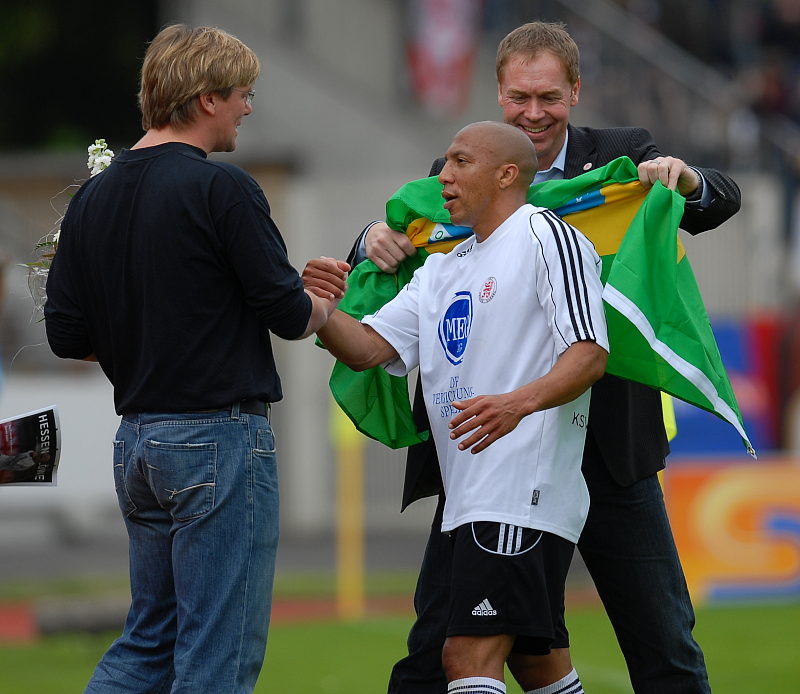 Verabschiedung von Julio Cesar durch Jörg Schmidt (l.) und  Jochen Gabriel (re.)