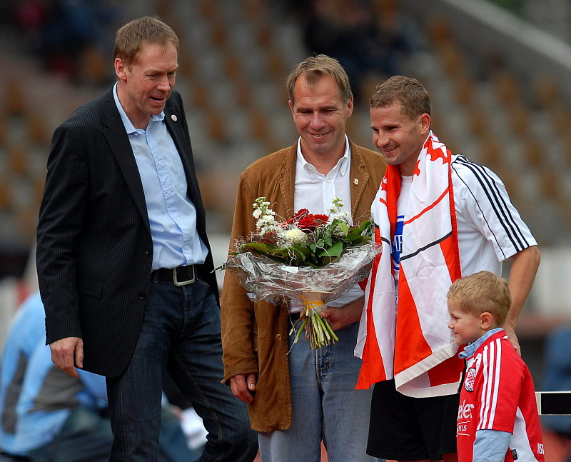 Abschied Teil 4: Jochen Gabriel (l.) und Jens Rose verabschieden Marc Arnold als Spieler