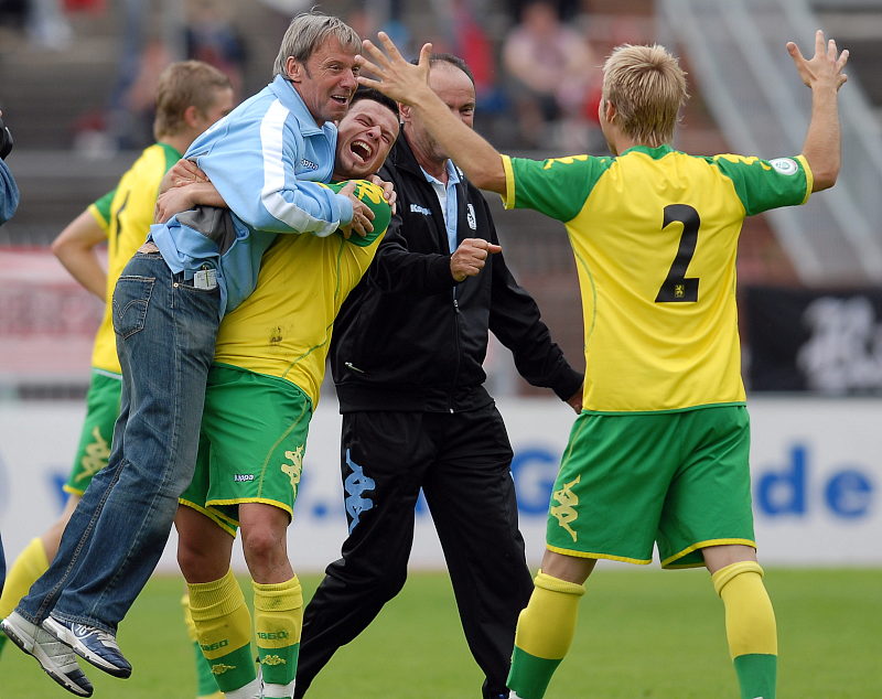 Trainer Klaus Koschlick (li.) und Björn Ziegenbain und Christoph Burkhard (Nr. 2) -alle TSV 1860 München II -  bejubeln den Sieg