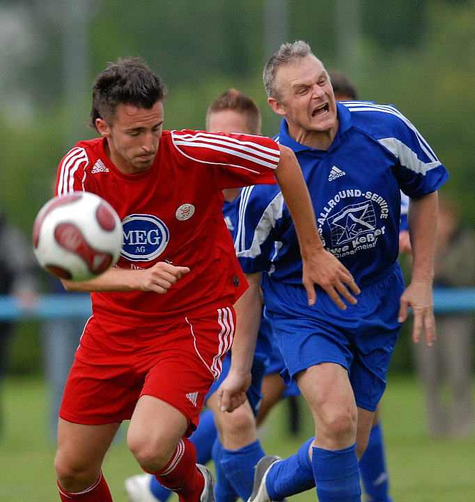 Im harten Zweikampf Mirko Tanjic (KSV Hessen Kassel), links 