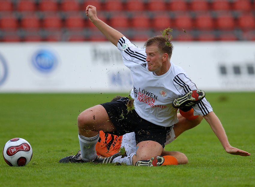 harter Kampf um den Ball Torschütze zum 1:0 Thorsten Bauer (KSV Hessen Kassel)