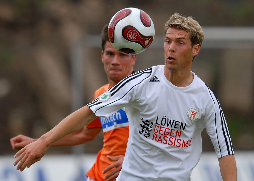 Daniel Möller (KSV Hessen Kassel) (vorne) im Zweikampf gegen Marcus Steegmann (VfR Aalen)