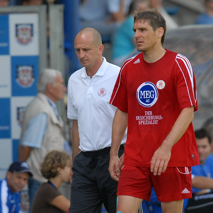 Ausgewechselt in der 40. Minute Thorsten Schönewolf (R) wegen Schultereckgelenksprengung, Matthias Hamann (Trainer KSV Hessen Kassel ) (L)