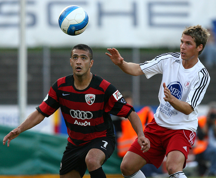 Kampf um den Ball zwíschen  Ersin Demir (L) und Daniel Möller