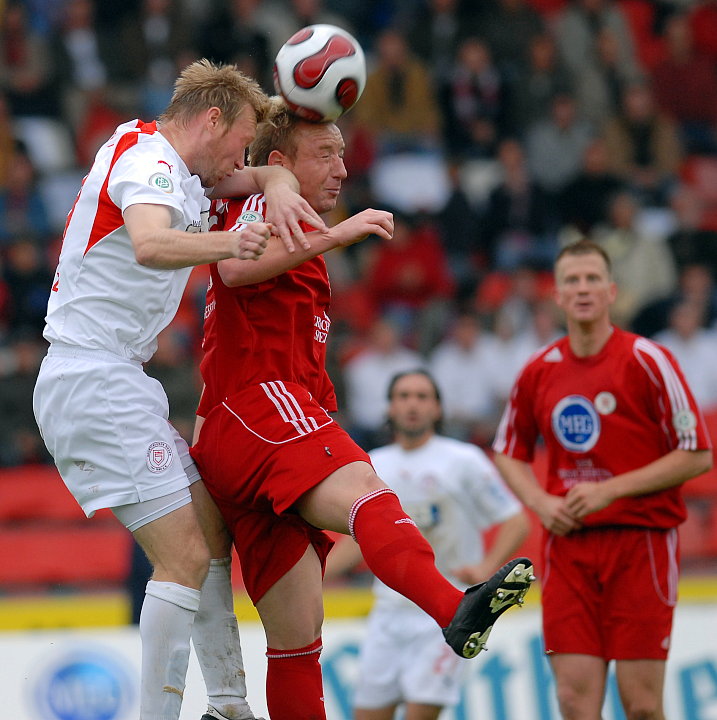 Sebastian Wojcik (KSV Hessen Kassel) im Kopfballduell mit Daniel Bogusz (Sportfreunde Siegen) (L)