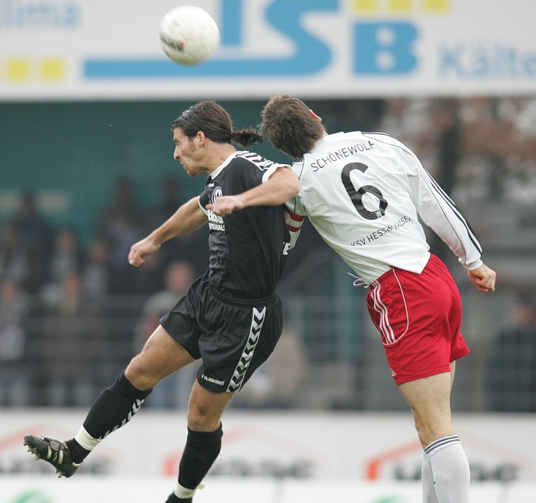 Kopfballduell Thorsten Schönewolf (KSV Hessen Kassel) gegen Christoph Teinert (SV Wacker Burghausen, links)