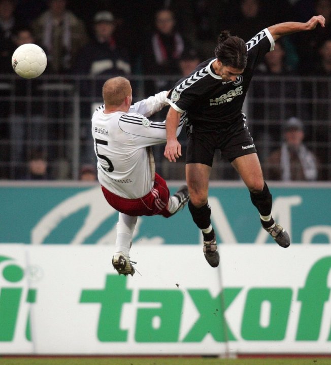 Spektakuläre Luftnummer Sebastian Busch (KSV Hessen Kassel) mit Christoph Teinert (SV Wacker Burghausen, rechts)