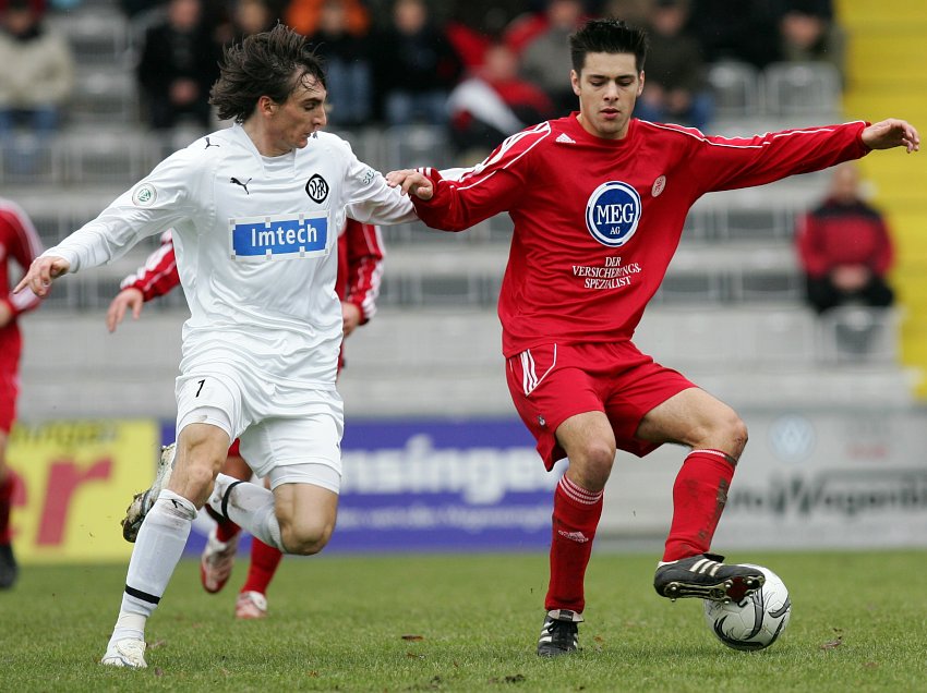 Arne Schmidt (rechts, hier im Zweikampf mit Marco Haller vom VfR Aalen) erzielte den Führungstreffer