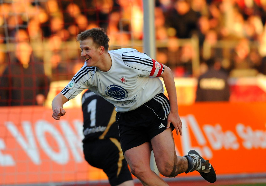 Thorsten Bauer (KSV Hessen Kassel) freut sich nach seinem zweiten Treffer