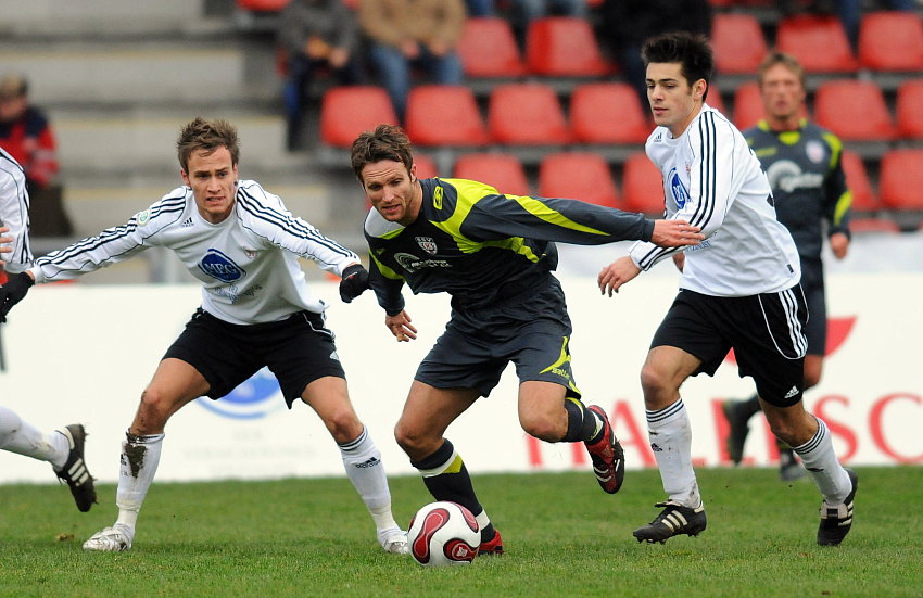 Kampf um den Ball zwischen Sebastian Zinke (KSV Hessen Kassel), Markus Unger (SSV Reutlingen), Arne Schmidt (KSV Hessen Kassel) (L-R)
