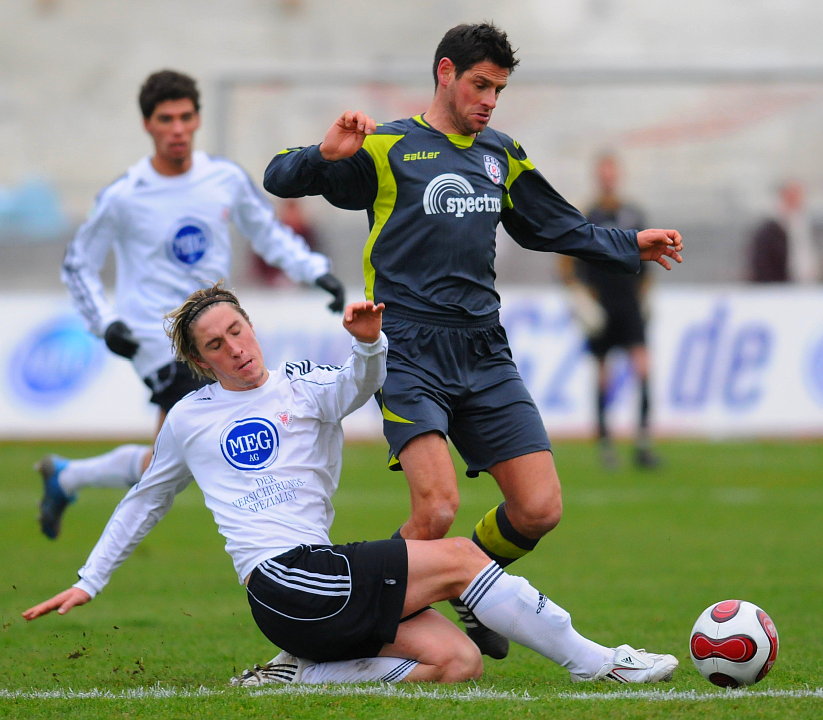 Zweikampf zwischen Jan Fießer (KSV Hessen Kassel) (L) und Oliver Otto (SSV Reutlingen)