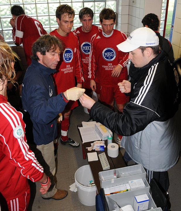 Professor Dr. Kuno Hottenrott, Sebastian Zinke, Jan Fießer, Daniel Möller, Florian Schindehütte (L-R) bei der Blutabnahme 