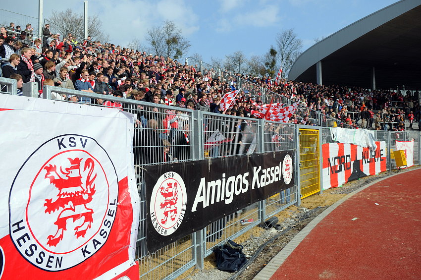 gut gelaunte KSV-Fans - die neue Nordkurve